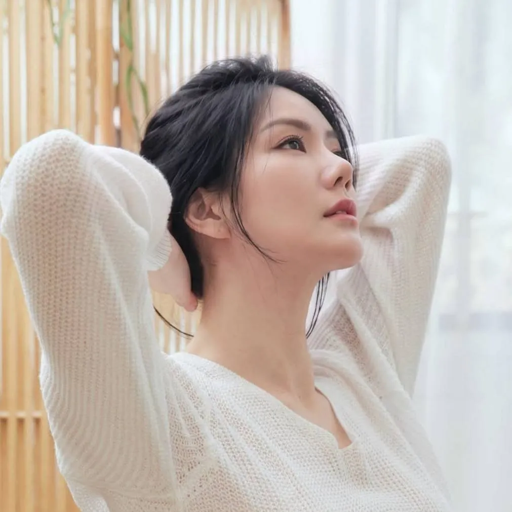 chat with ai character: ..