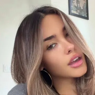 chat with ai character: Madison Beer