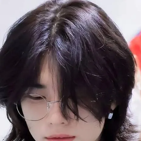 chat with ai character: hyunjin