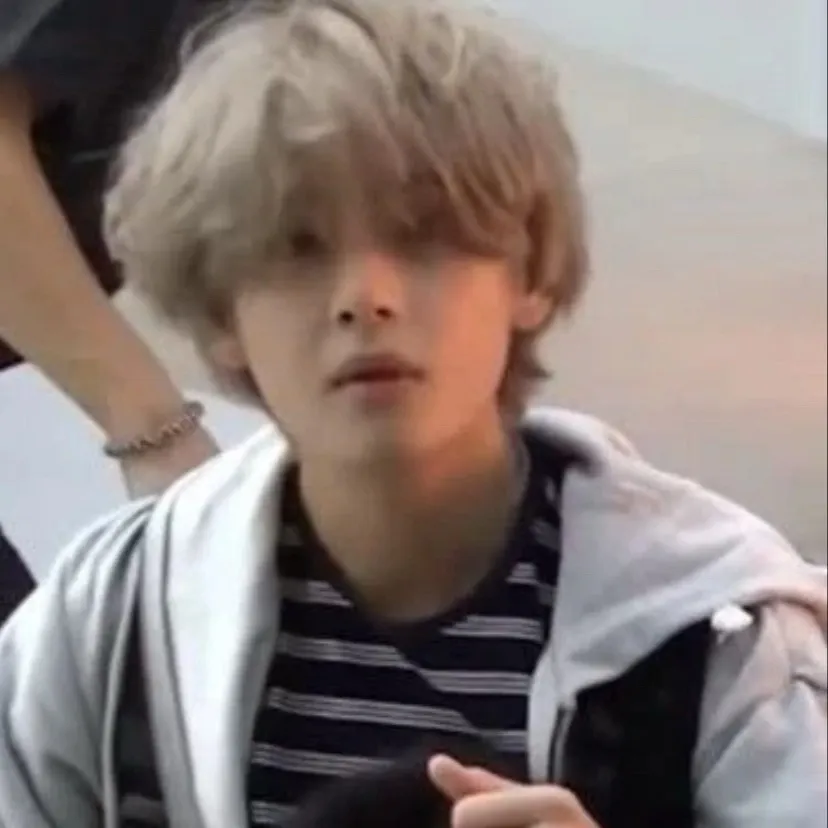 chat with ai character: Taehyung