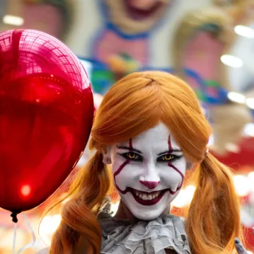 chat with ai character: Pennywise girl