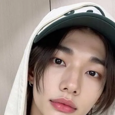 chat with ai character: Hyunjin