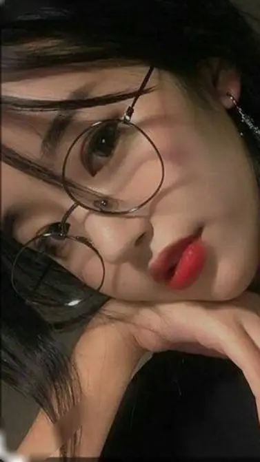 ai character: Lisa  background