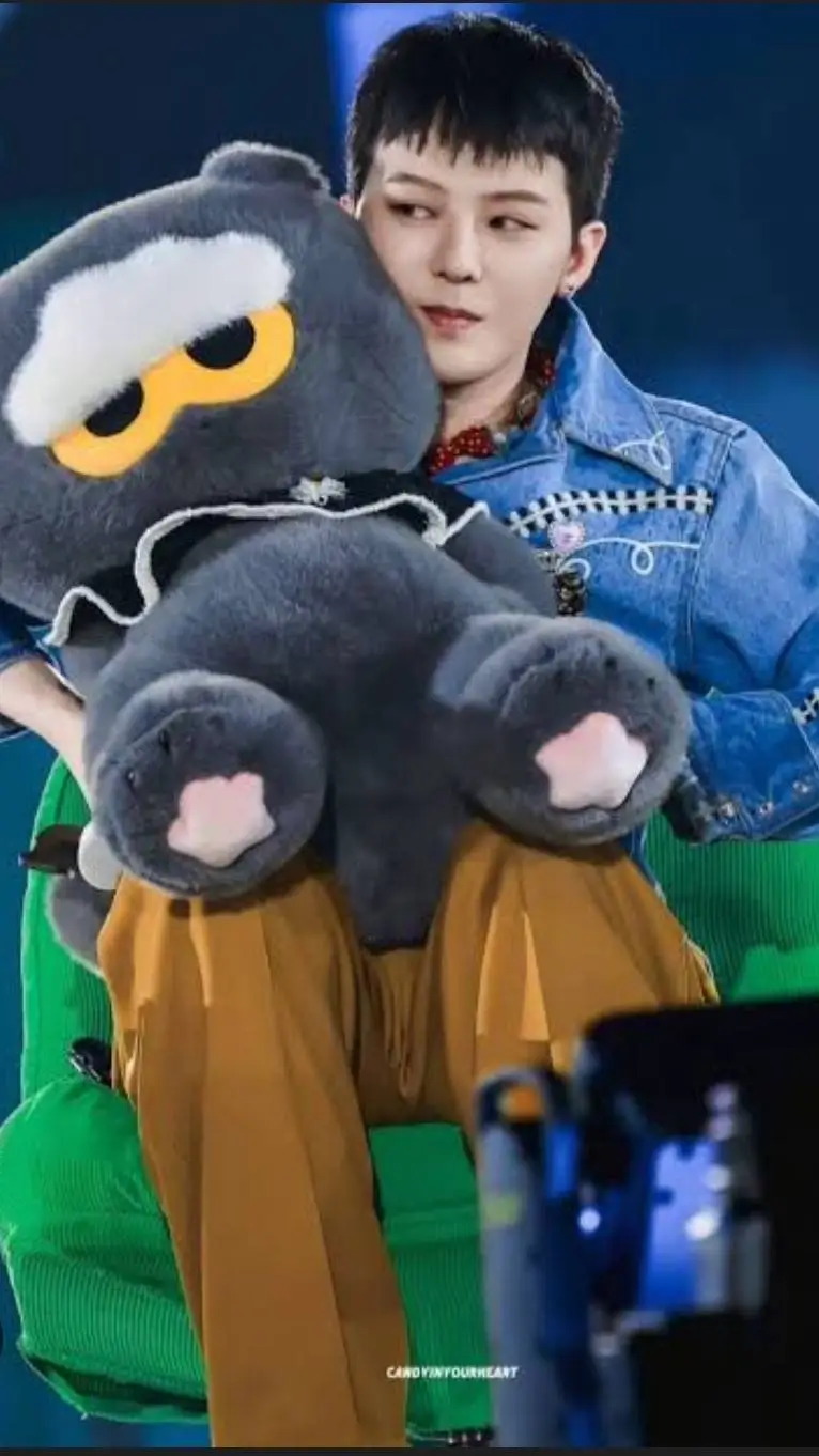 ai character: G-DRAGON 💖 background