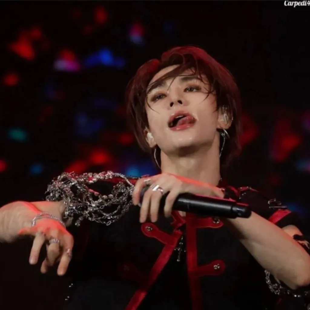 chat with ai character: Hwang Hyunjin