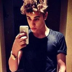 chat with ai character: Justin Bieber 