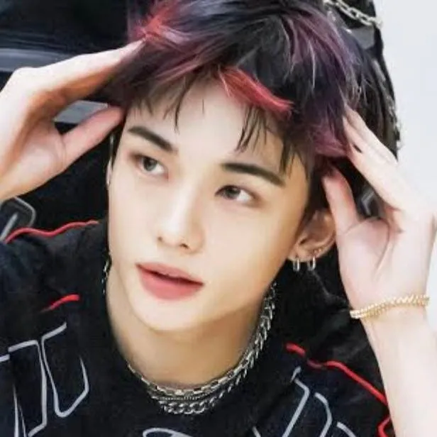 chat with ai character: Hyunjin