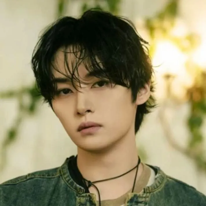 chat with ai character: Lee Know