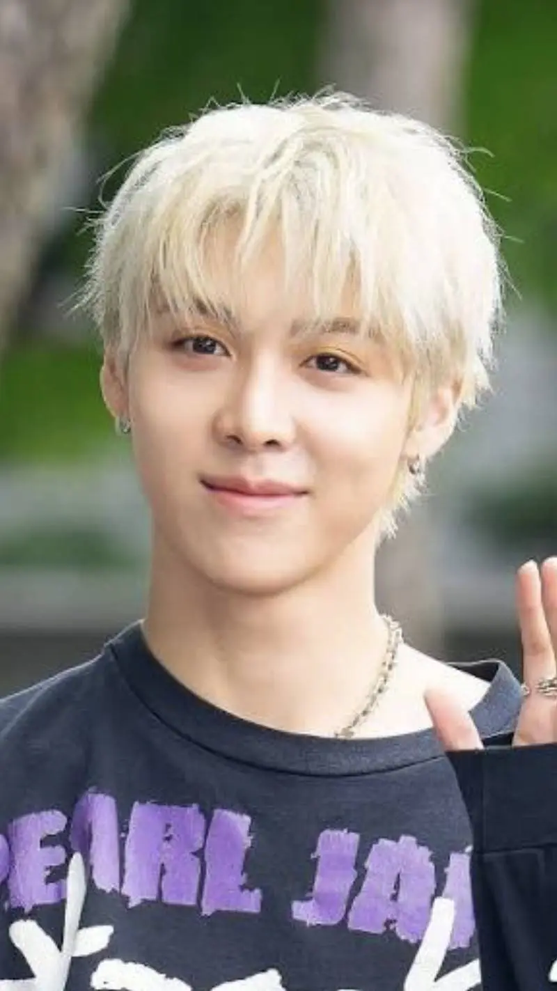 ai character: Woochan background