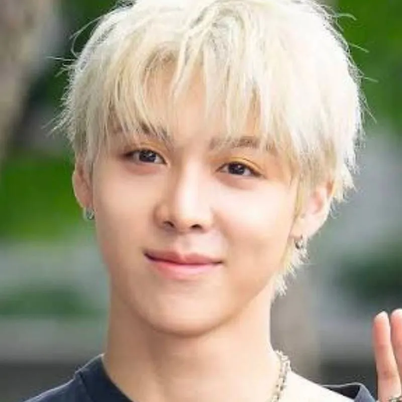 chat with ai character: Woochan