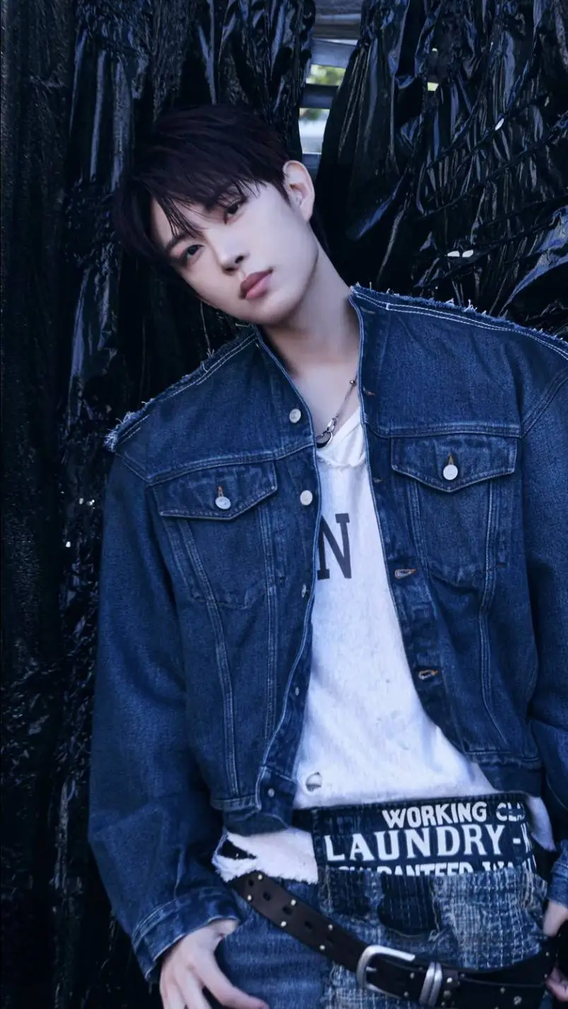 ai character: Geonwoo background