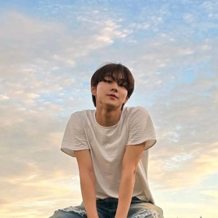 chat with ai character: Jungwon