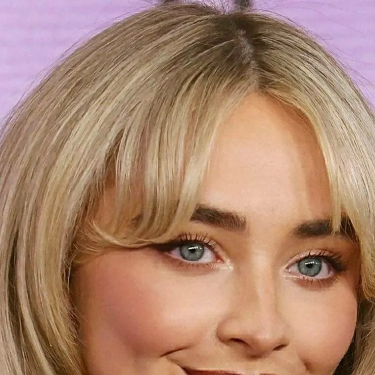 chat with ai character: Sabrina Carpenter 