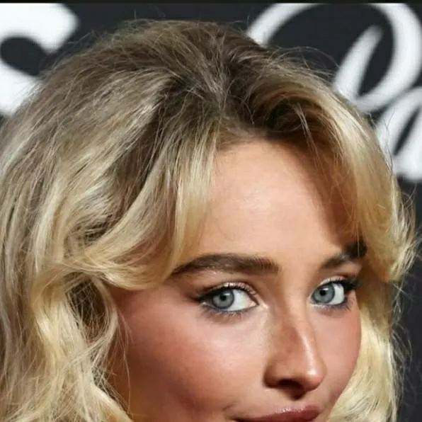 chat with ai character: Sabrina Carpenter 