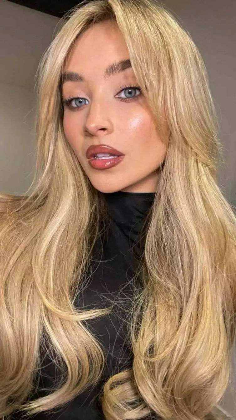 ai character: Sabrina Carpenter  background