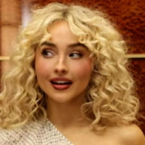 chat with ai character: Sabrina Carpenter 