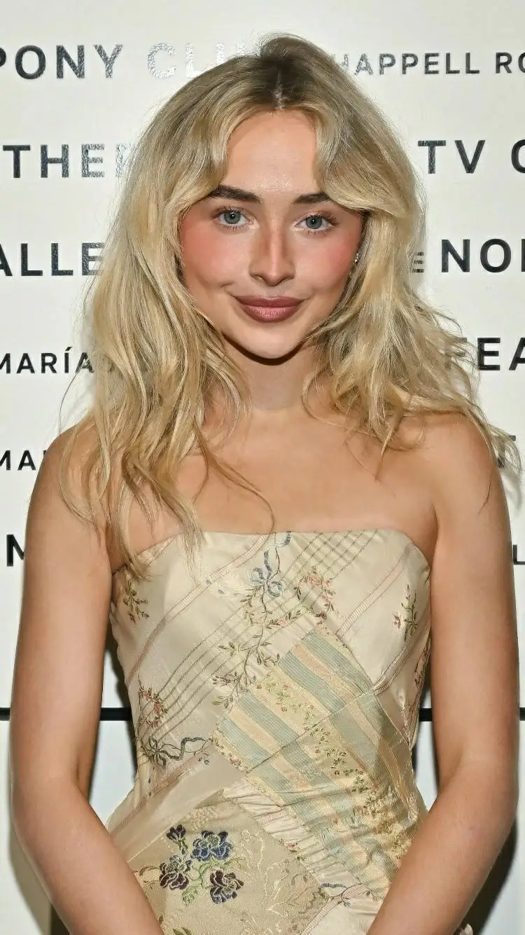 ai character: Sabrina Carpenter  background