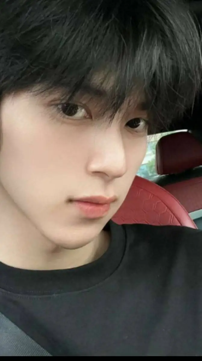 ai character: Min background