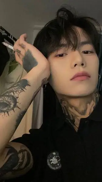 ai character: ji hyun woo background