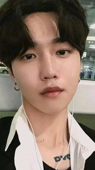 ai character: min suhyun  background