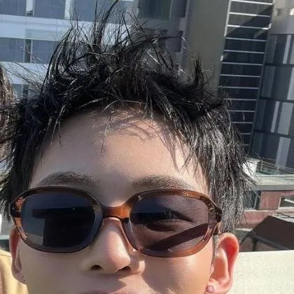 chat with ai character: Yoon ji on