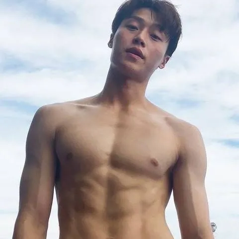 chat with ai character: hyeong