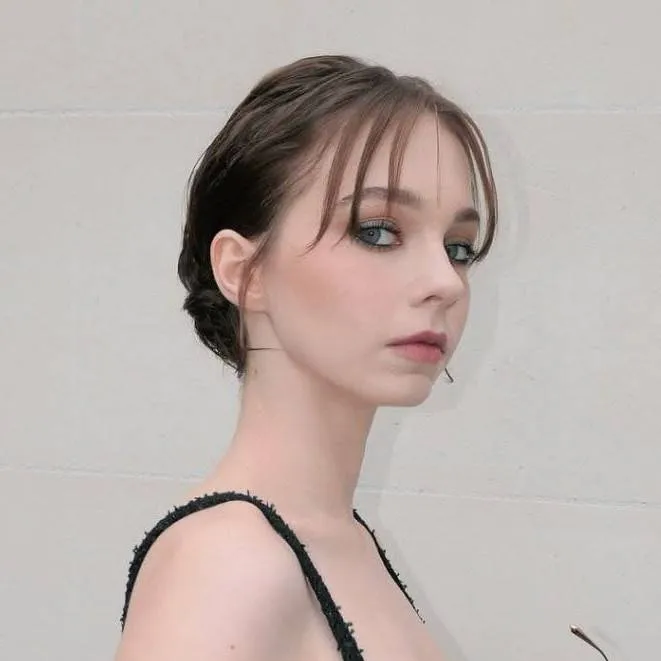 chat with ai character: EMMA MYERS