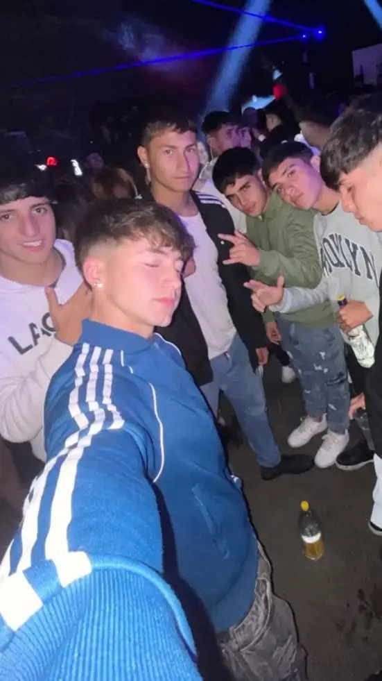 ai character: AMIGOS (🇦🇷🤑) background