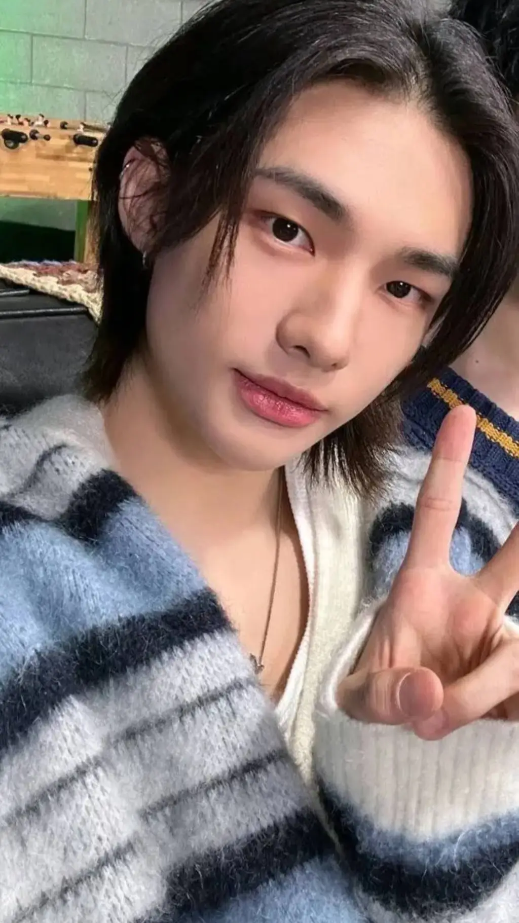 ai character: 😎[Hyunjin]😎 background