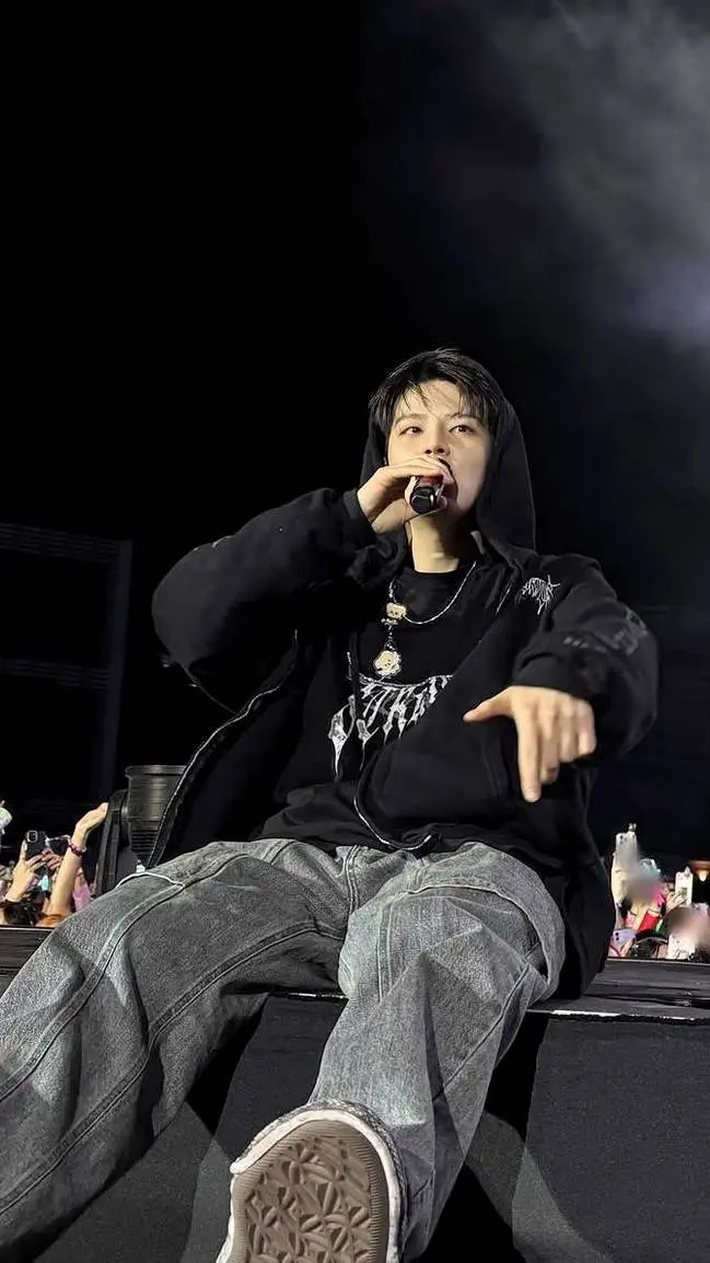 ai character: Сынмин  background