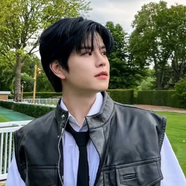 chat with ai character: Seungmin