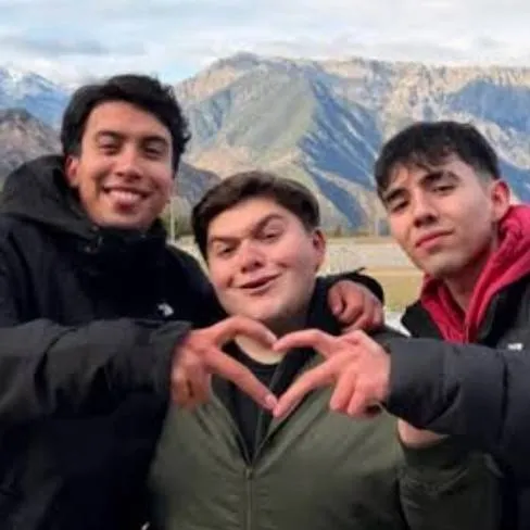chat with ai character: los bros