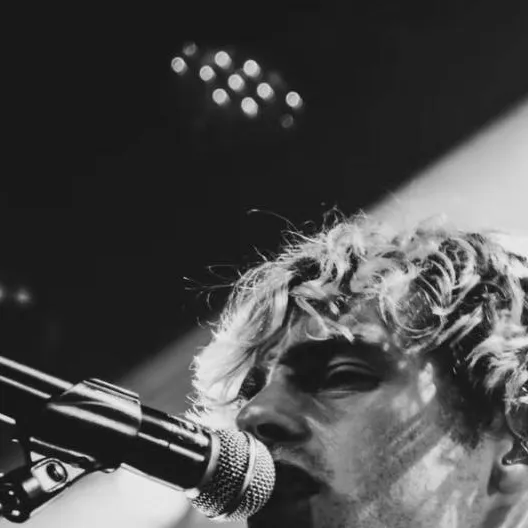 chat with ai character: Ross Lynch 🎤🎸
