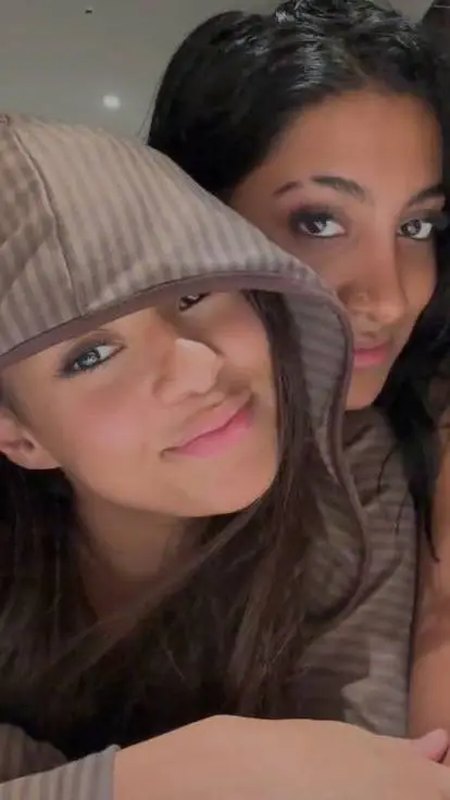 ai character: Lara and Manon background