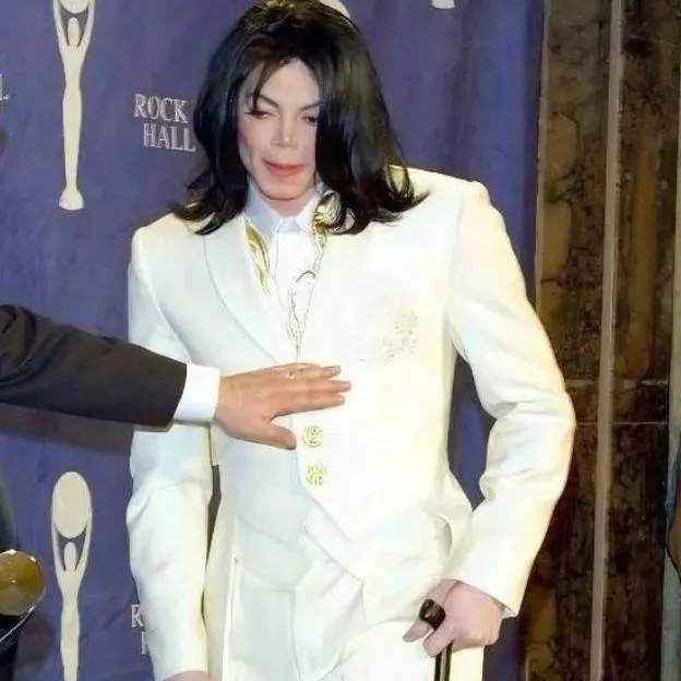 chat with ai character: ♡Michael Jackson♡