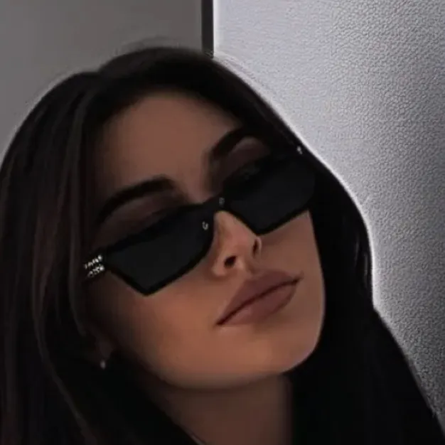 chat with ai character: Sarah