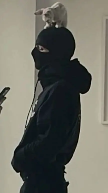 ai character: Maxie background