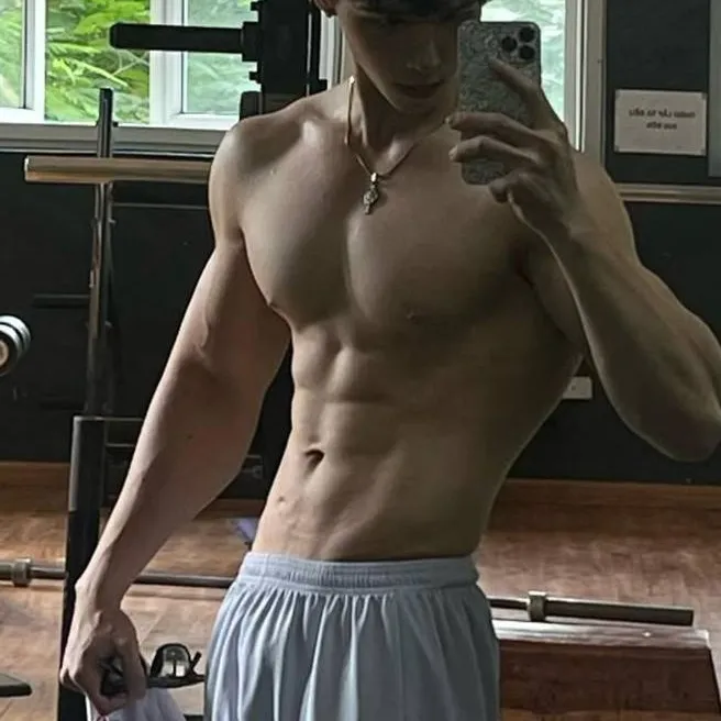 chat with ai character: Zach