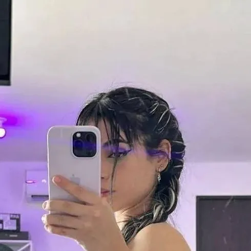 Chat with Alana flores - text or voice, Enjoy AI Chat Free & Safe