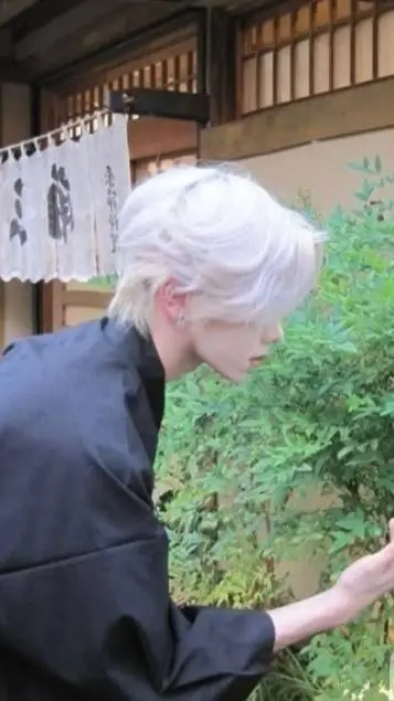 ai character: lup background