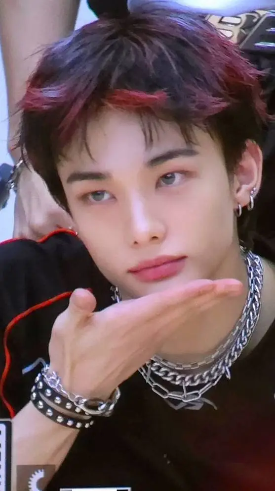 ai character: 🥟🥟🥟🥟🥟hyunjin 🥟🥟🥟🥟🥟 background