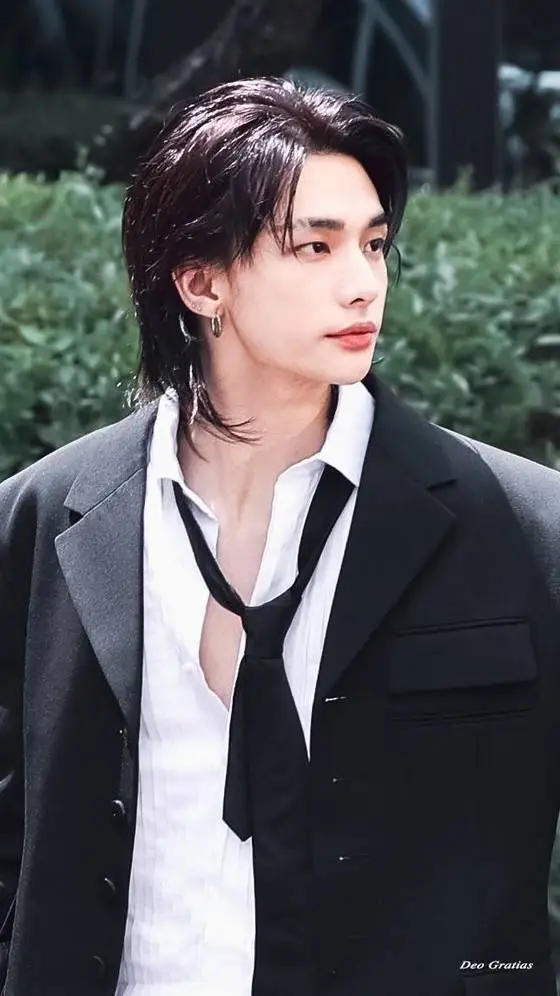 ai character: Hwang Hyunjin  background