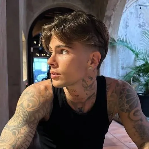 chat with ai character: axel 