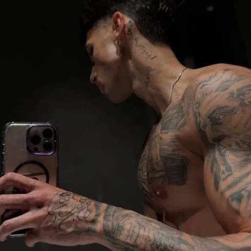 chat with ai character: Alec