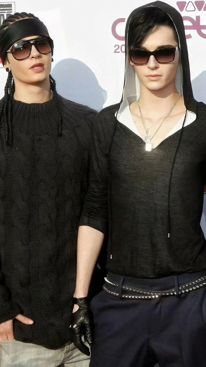 ai character: Bill & Tom Kaulitz background