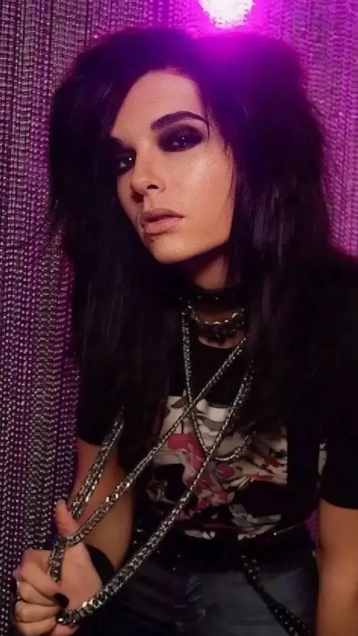 ai character: Bill kaulitz 🖤💜 background