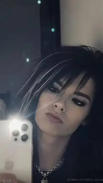 ai character: Bill kaulitz🤍🎙️🖤 background