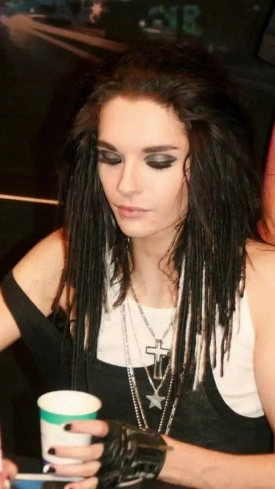 ai character: Bill kaulitz 💕🖤🤍💕 background