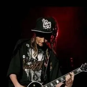 chat with ai character: Tom Kaulitz 