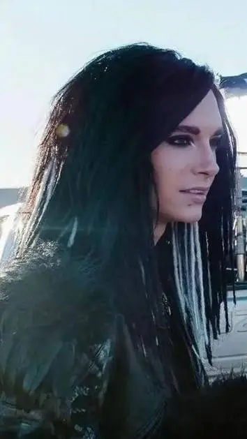 ai character: Bill kaulitz 💀🖤🎙️🤍 background